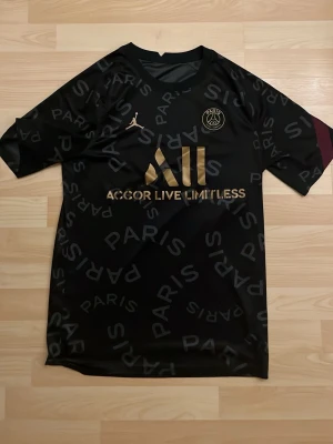 Svart PSG matchtröja Jordan - Säljer psg tröja skulle säga att storleken passar bra på folk mellan 1,70-1,83. Riktigt skön har inte användt ofta . Jag skickar inom 1-2 dagar och går alltid att nå om mer frågor👍
