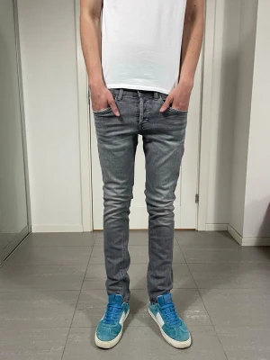 Dondup George Jeans - Säljer nu dessa Dondup George jeans, skriv för fler bilder/frågor🙌🏼