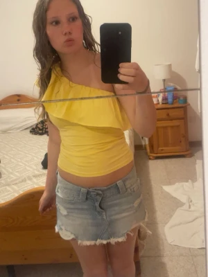 Jeanskjol - Jeanskjol från Gina Tricot, den är från 14+ avdelningen och är i storlek Xss. Använd väldigt få gåmger