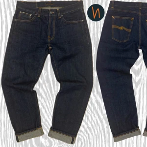 Dry Selvage Nudie Jeans Nyskick* - Ett par riktigt snygga nudie jeans i modellen GRITTY JACKSON Dry Selvage, med en rak passform och japansk selvage denim. Jeansen har inga tecken på användning eller defekter, som  de är sprillans nya🤩 Jag ser en sjuk potential för tydliga fades för en skön stil✌️101 cm i längd, W31 L30👍