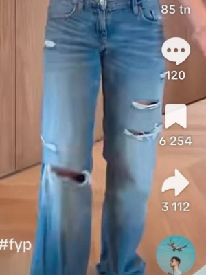 Zara jeans med hål - Köp ej!!  Söker dessa jeans från Zara i stl 32, eller eventuellt 34. Hör av er om ni kan tänka er sälja!!🥰