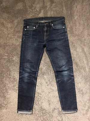 Selvedge Jeans Arket - Feta selvedge jeans som jag använt i några månader. Har fått fades och kommer få mer vid vardagligt bruk. W28 passar dig runt 170-180. Hör av er!!👖