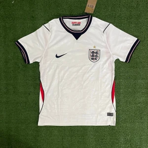 England VM 26  - Säljer denna riktigt snygga tröjan för ett riktigt bra pris! Skriv till om ni är intresserade eller har några funderingar kring tröjan.