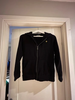 Lyle & Scott hoodie - En riktigt fet svart Lyle & Scott hoodie. Endast använd ett fåtal gånger. Säljes pga minskat intresse av hoodien. Priset är ej hugget i sten. Skriv vid frågor eller funderingar☺️!