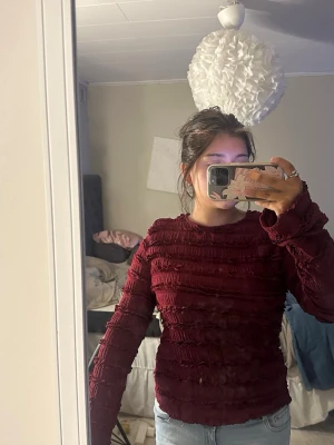 Vinröd ribbad långärmad topp - Trendig vinröd topp med ribbad struktur och långa ärmar. storlek S från shein är perfekt till vardag eller ute kväll. 
