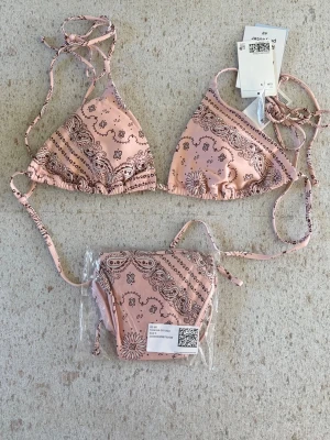 H&M bikini - Helt ny bikini från H&M. Oanvända! Båda delarna i storlek S. 