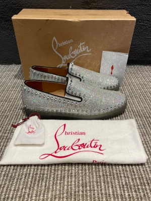 Christian Louboutin lofers  - Hej, säljer nu dessa svin snygga Christian Louboutin skor. Skorna är i grymt skick!  Begränsat antal boxar och dustbag. Hör av dig vid frågor.