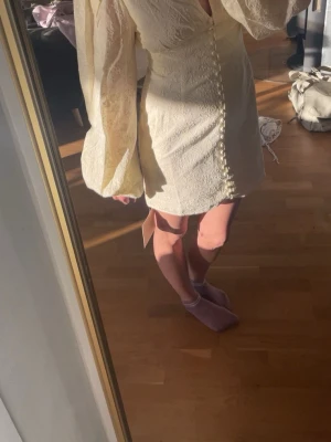 Adoore klänning - Supersöt ljusgul adoore klänning i väldigt bra skick, använd vid 3 tillfällen!