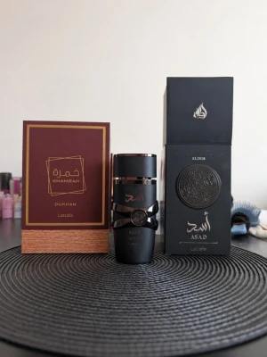 Parfym-paket från Lattafa: Asad Elixir + Khamrah Dukhan (100ml x 2) - Säljer ett grymt paket med två tunga, omtalade dofter från Lattafa. Båda är 100 ml, i nyskick med originalboxar. Endast testsprayade. ​Lattafa Asad Elixir (100ml) – En mörk, kraftfull och maskulin succé. Rik på kryddor, vanilj, mjuk tobak och trä. Sjukt bra prestanda som håller hela dagen. ​Lattafa Khamrah Dukhan (100ml) – En mörkare, rökigare och otroligt mystisk variant av den kända original-Khamrah. Varma kryddor möter en rik, rökig karaktär. ​Prutat och klart!