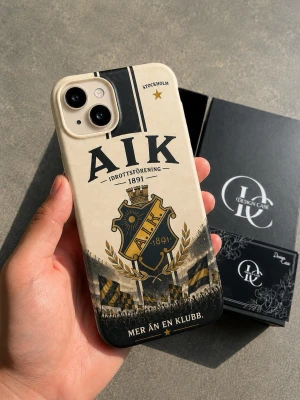 AIK mobilskal - finns i alla modeller - Printed in Sweden  - FINNS I ALLA IPHONE + SAMSUNG MODELLER. Sjukt snyggt AIK mobilskal från Design Case, tryckt i Sverige, skriv gärna vid frågor, priset är förhandlingsbart vid snabb affär och kan skicka direkt efter köpet.  Du kan dessutom designa ett eget mobilskal med dina bilder 🙌