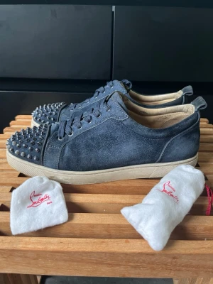 Christian louboutins  - Tjena, säljer nu dessa riktigt snygga och populära Christian louboutinsen, de är i bra skick utöver att de skavt upp lite där bak där hälsenan skaver, utöver de fint skick, storlek 42,5, vita extraknäcken och 3 extra nitar ingår, hör av er vid frågor och funderingar🙌🤝 