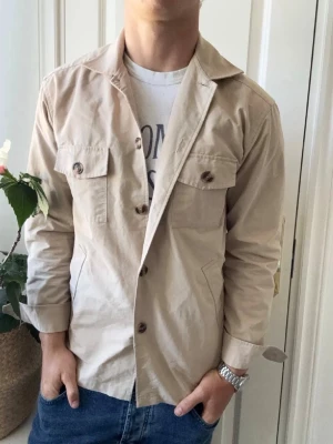 John Henric overshirt  - John Henric overshirt, första bilden är på size M. Säljer en overshirt som är L, väldigt snygg. Inga defekter! 