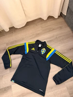 Svensk landslagströja Adidas - Väldigt fin, gott skick o säljs för den är för liten.       Storlek XS