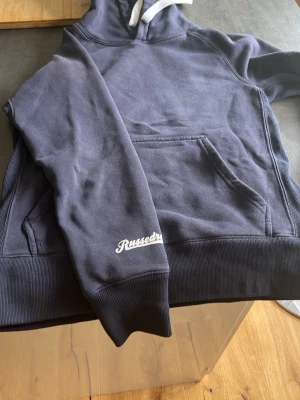Mörkblå hoodie från Russedress - Mörkblå hoodie från Russe merch. Fin marinblå hoodie som knappt är använd tvättat ett fåtal gånger, skick 8/10 👍 priset är inte hugget i sten 🪨 