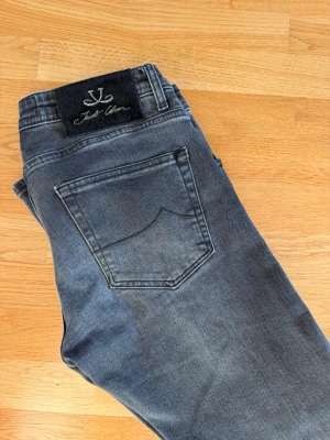 Jacob Cohen jeans  - Ett par otroligt snygga Jacob Cohen jeans. | Väldigt bra skick och knappt använda, mycket snygg tvätt och snygg patch. | Hör av er vid frågor!🌟