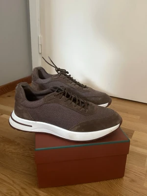LP weekendwalks - Ett par riktigt fina trainers som passar bra till både sommar som höst, använda max 3 ggr. Priset är ej hugget i sten!