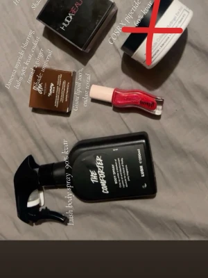 Skönhetspaket med smink och hudvård - Ett mixat paket med skönhetsprodukter: Huda Beauty löspuder, COSRX pipettade ögonpatches, Lush body spray, Danessa Myricks  blurring balm och GISOU läppolja. Innehåller produkter för både makeup och hudvård i olika färger och former.
