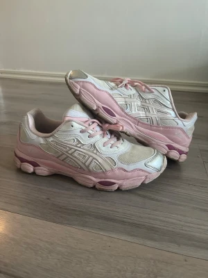 Asics Gel Nyc - Asics i näst intill nyskick i vit/rosa colorway, storlek 45 men passar lite mindre så funkar på 44 också.