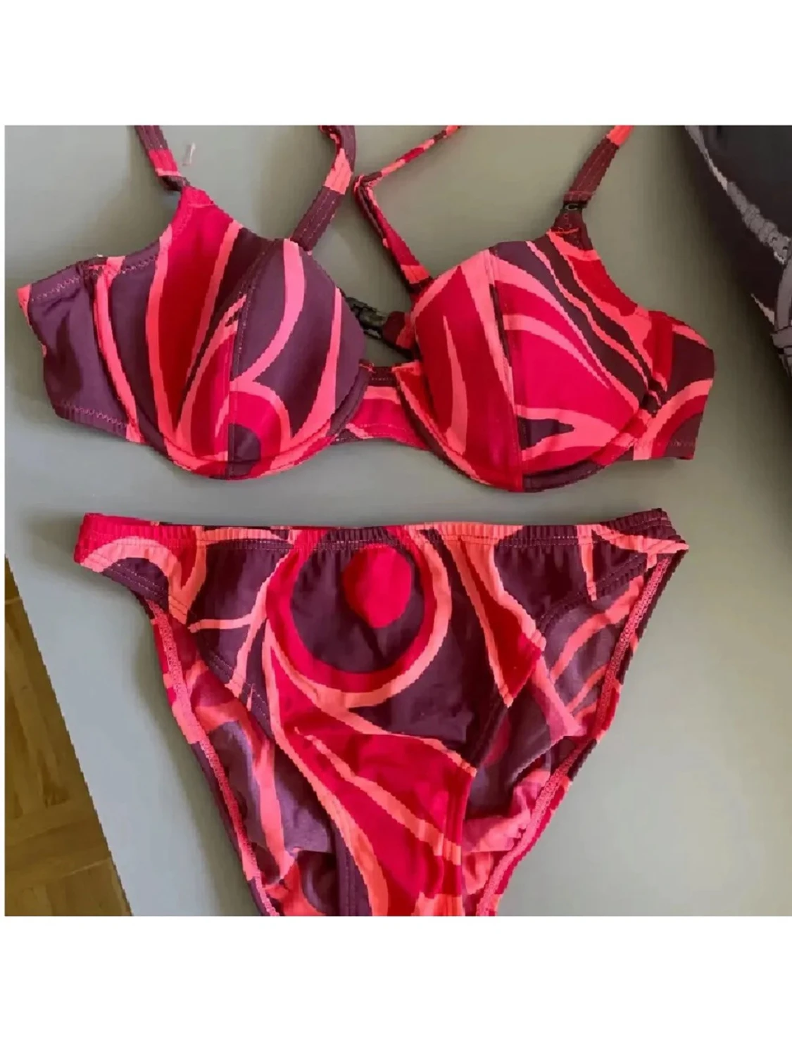 Rosa och röd mönstrad bikini