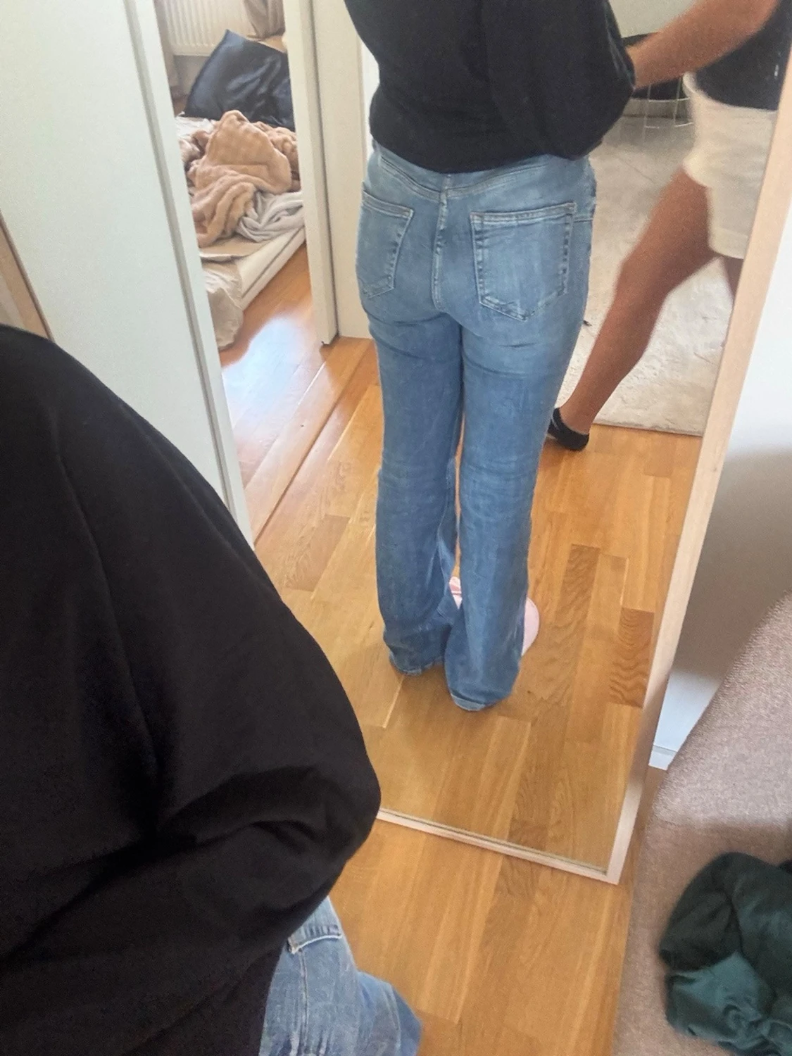 Blå raka jeans med medel midja