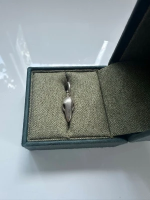 Örhänge från Maria Nilsdotter  - Säljer detta unika örhänge från en av Maria Nilsdotters utgångna kollektioner.  Material: 925 sterlingsilver Designer: Maria Nilsdotter Skick: Fint skick Originalask medföljer