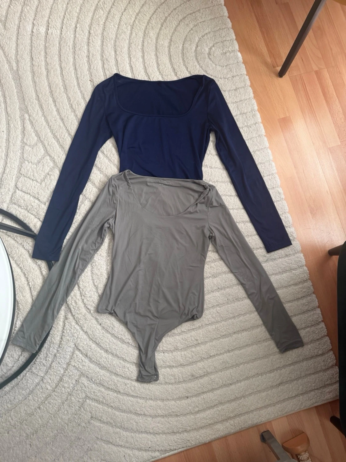 Två långärmade bodys i blått och grått - 3
