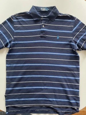 Ralph lauren piké i storlek M - Bra skick, små skador i slitsarna .