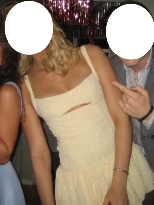 Zara klänning gul - Jättesöt klänning från Zara som jag endast använt vid ett tillfälle och den är så gott som ny! Inga defekter alls och färgen samma som på första bilden då dem andra är tagna i annat ljus💛nypris: 499kr