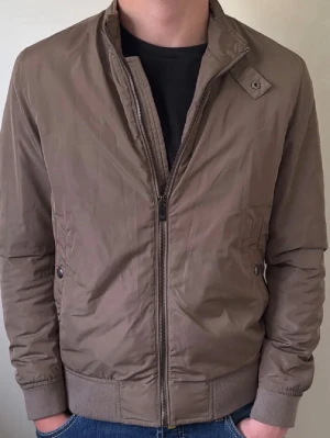 Massimo Dutti Jacka - Jacka från Massimo Dutti. Är S och sitter bra på mig. Är 175 och väger 70 kg. Skriv vid minsta fundering.