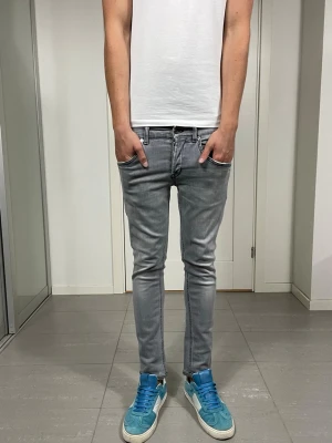 Dondup Jeans - Säljer nu dessa Dondup Jeans, mått ca 36 o 94 cm. skriv för fler bilder/frågor🙌🏼