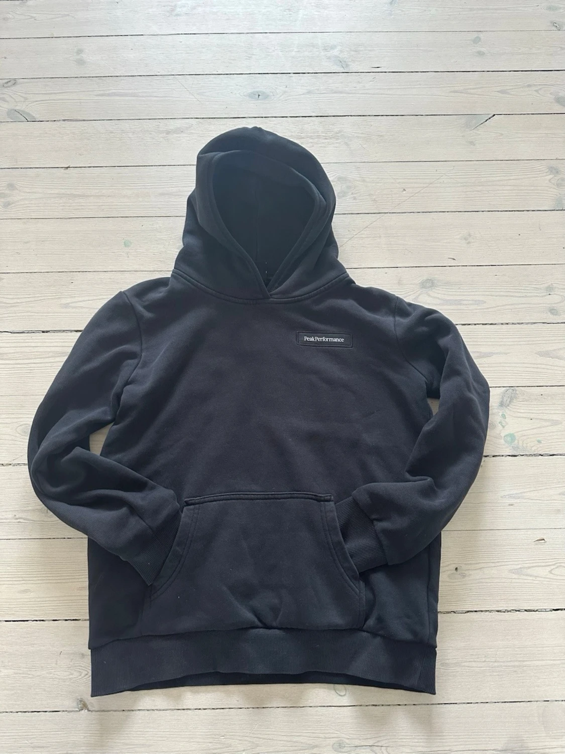 Svart hoodie från peak performance