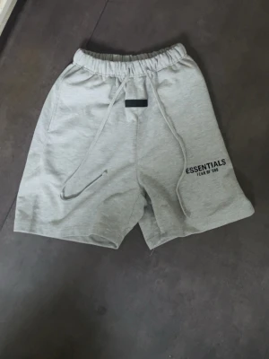 Grå Essentials shorts - Säljer mina gråa essentials shorts som är helt nya. De är perfekta inför sommaren och i skönt material