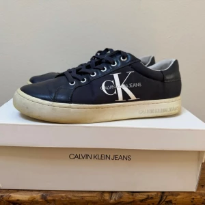 Calvin Klein Jeans skor  - Skor från Calvin Klein Jeans i storlek 43. De är använda men fortfarande i gott skit och orginalbox medföljer. 