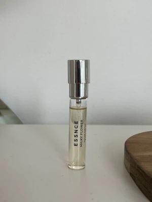 ESSENCE Milky Flower parfym 8ml - En  parfym från ESSENCE med doften Milky Flower, 8ml. 