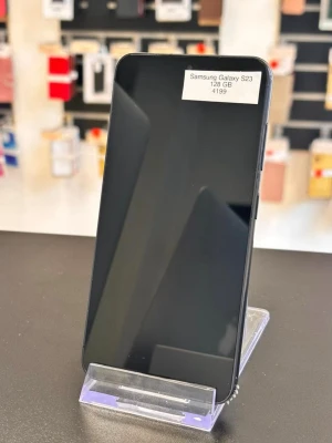 Samsung Galaxy S23 Black 128GB Phantom Black - Snygg svart Samsung Galaxy med stilren design och två kameror på baksidan. Telefonen har en stor skärm med tunna kanter och baksidan är i matt material. Perfekt för dig som gillar Android och vill ha en modern mobil med bra kamera.
