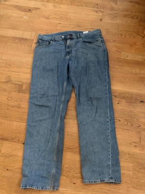 Blå raka Vailent jeans i relaxed modell - Ett par blåa relaxed jeans från Vailent. Storlek XL
