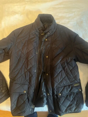 Svart quiltad jacka Polo Ralph Lauren - Snygg svart quiltad jacka från Polo Ralph Lauren med hög krage och spänne. Skön inför lite kallare dagar! Nypris 5000kr, mitt pris 1500kr👑🙌