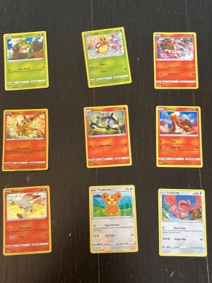 Pokémonkort, 9 olika motiv - Säljer ett set med 9 Pokémonkort i olika färger och motiv. Bland korten finns bland annat Sewaddle, Ledyba, Houndour, Victini, Lampent, Torkoal, Scorbunny, Teddiursa och Lickitung. Perfekt för dig som vill utöka din samling eller gillar Pokémon! Är dock inte helt säker på att de är äkta!