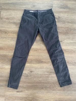 Jack & Jones chinos – slim fit/marco - Säljer ett par stilrena svarta chinos från Jack & Jones med smal passform. Bekväma, moderna och enkla att matcha till både vardag och festligare tillfällen.  Byxorna är i bra begagnat skick och har gott om användning kvar.