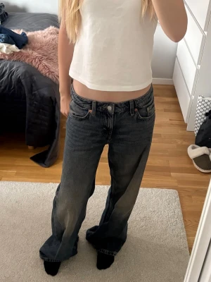 Baggy blå Jeans från weekday - Säljer ett par mid rise baggy blå jeans med raka, vida ben. Jeansen är i ett mjukt denimtyg och har en avslappnad, trendig passform. Klassiska jeans som passar till alla outfits. Jeansen är endast använda 1 gång.