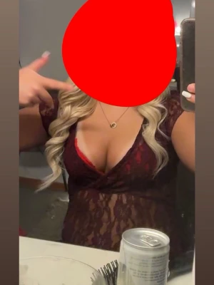 Vinröd spetströja med v-ringning - Säljer en vinröd tröja i genomskinlig spets med djup v-ringning och korta ärmar. tröjan har ett feminint och sexigt snitt, perfekt för att känna sig extra snygg. Materialet är stretchigt och följsamt.