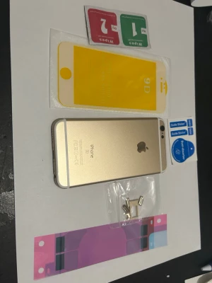 iPhone 6 S baksida / guld  - Säljer en iPhone 6 S guld  baksida, en SIM-korthållare, knappar , skärmskydd och en uppsättning rengöringsdukar. baksida för iPhone 6 S, perfekt för att ersatta en skadad baksida, kontakta mig om du undrar över något