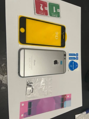 IPhone 6 baksida med skärmskydd / grå - Säljer en iPhone 6 grå baksida, en SIM-korthållare, knappar , skärmskydd och en uppsättning rengöringsdukar.  baksida för iPhone 6, perfekt för att ersätta en skadad baksida, kontakta mig om du undrar över något 