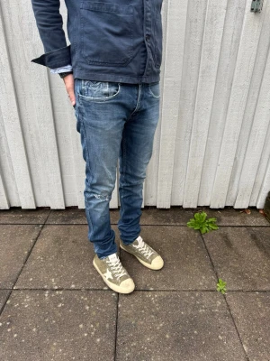 Replay Anbass jeans - Replay jeans - Modell: Anbass - Storlek: W33/L32 - skick: 8/10(hål på högra knät) - Nypris runt 2000kr