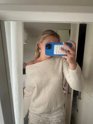 Off shoulder cremevit stickad tröja!!❤️ - Tröja från subdued köpt för 600 men säljer för 300!!🥹🥹