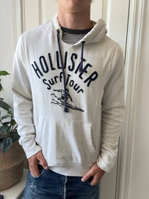 Hollister hoodie  - Hollister hoodie, Inga defekter förutom några fläckar som ni ser! Modellen i bilderna är 180 cm 75 kg och bär Storlek M , Kom med frågor! 🌟 (Kan gå ned i pris vid köp av paket 😉) 