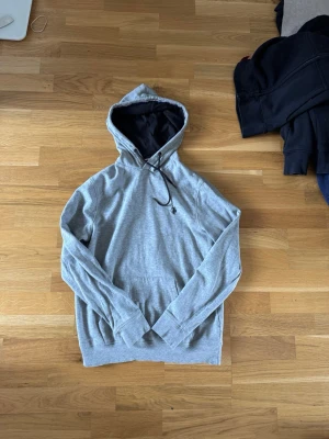 Grå hoodie från Polo Ralph Lauren - Snygg grå hoodie från Polo Ralph Lauren med svart broderad logga på bröstet. Hoodien har en klassisk känguruficka, svarta dragsnören och mjukt material som känns skönt mot huden. Perfekt för en chill och avslappnad stil.Pris kan diskuteras vid snabb köp