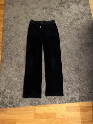 Mörkblåa Juicy Conture byxor  - Säljer mina mörkblå Juicy Conture byxor i stolek S som är i jätte fint skick!🙌🏻 Dem är använda men väldigt sparsamt använda. Både jätte sköna och snygga❣️