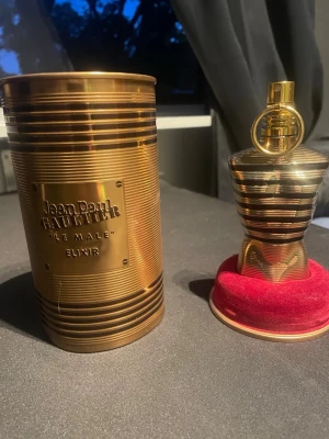 Jean Paul med 15 ml i ungefär! Kanske mer - Jag skulle uppskatta 20 ml i kvar räcker till mycket med sprut men är inte helt säker hur mycket men det är en del kvar i skriv gärna om du vill ha svar på nåt