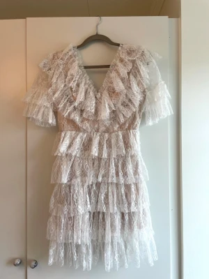 Vit By Malina klänning🤍 - Otroligt vacker klänning med volanger från by malina🤩 Den perfekta klänningen till sommarens alla festligheter❣️ Underkjolen är uppsydd några cm för att spetsen ska synas bättre längst ner. Dragkedja i midjan som gör att den sitter helt perfekt!